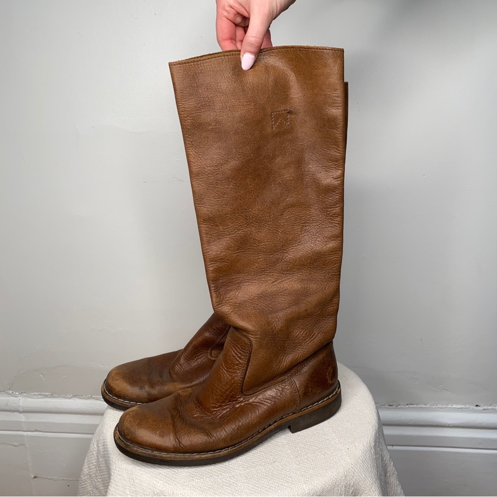 ROOTS
CANADA Caramel Leather Boots with Classic Equestrian Style